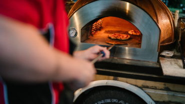 10 Questions to Ask Before Booking a Mobile Pizza Caterer